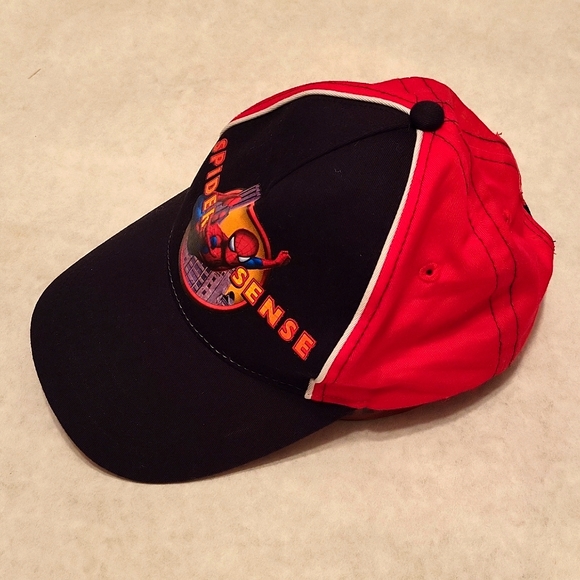 Spiderman "Spider Sense" red and black cap - Picture 2 of 6